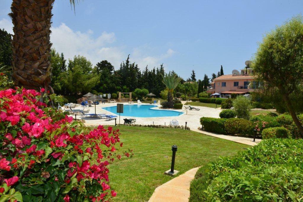 Limnaria Villas Sunny Garden Apartment Paphos Bagian luar foto