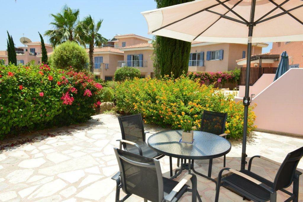 Limnaria Villas Sunny Garden Apartment Paphos Bagian luar foto