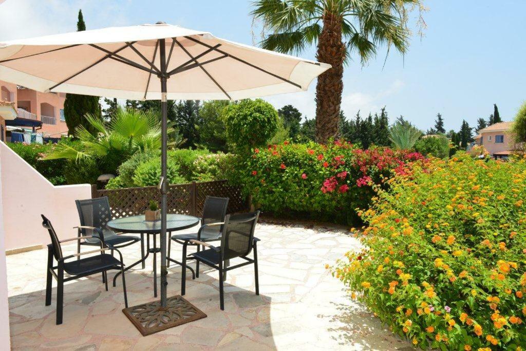 Limnaria Villas Sunny Garden Apartment Paphos Bagian luar foto