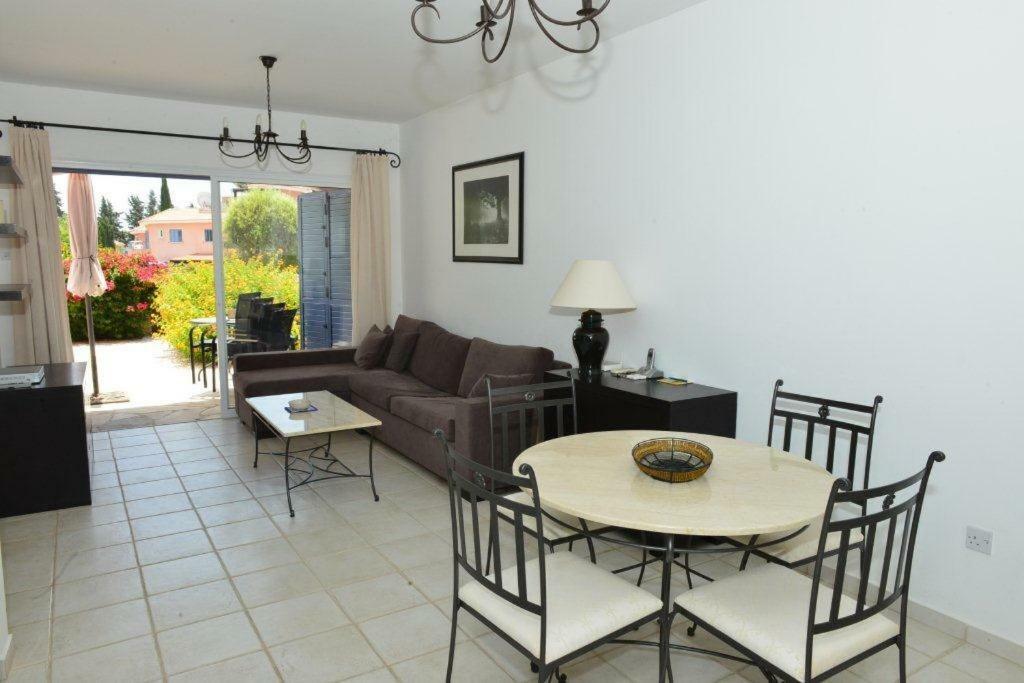 Limnaria Villas Sunny Garden Apartment Paphos Bagian luar foto